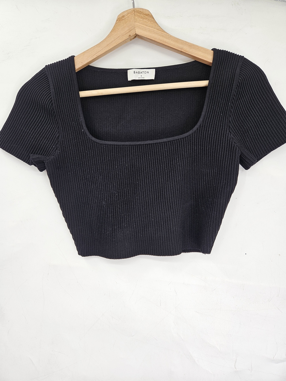 Babaton Black Ribbed Square-Neck Short Sleeve Crop Top